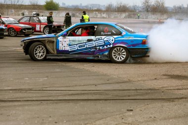 Odessa, Ukrayna -23 Nisan 2017: Combat drifters yerel sürüklenen yarışmalar. Gösteri yasadışı bir platform üzerinde sürüklenen. Binici profesyonel olarak otomatik yarışmalarda driftig yeterlilik yarışta parça geçmek