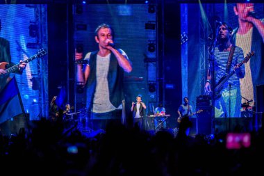 Odessa, Ukrayna - 28 Haziran 2014: Ukrayna grubunun Okean Elzy yaratıcı ışık ve müzik gösterisi sırasında bir konserde stadyumda eğlenmek insanların büyük bir kalabalık. Kulüp partisinde neşeli parlak gösteri