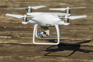 Odessa, Ukrayna - 6 Ağustos 2017: İnsansız bir dört çekirdekli helikopter yüksek çözünürlüklü dijital kamera ile insanların büyük kalabalığın büyük olay kaldırır. Dronun hava operasyonunda arka plan bulanık