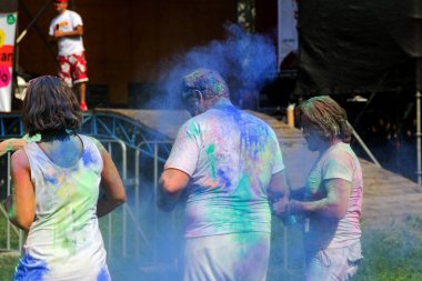Odessa, Ukrayna - 5 Ağustos 2017: Gençler, bayanlar baylar bayram tatil sırasında renkli toz içine atma iyi eğlenceler. Festivali renkli boya. renkler aşk festival. Renk fest