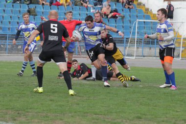 Odessa, Ukrayna - 29 Eylül 2018: Final Oyunları Şampiyonası Ukrayna'nın en güçlü takımları Rugby-7. Rugby topu alan üzerinde. Rugby topu için ağır mücadele sahip. Takım sporcular oyuncular sahada