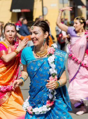 Odessa, Ukrayna - 1 Nisan: hare krishna ile karnaval revelers vaishnava dini festival boyunca sokakta dans adanmışlar yutmak Nisan, 2013 odessa, Ukrayna 