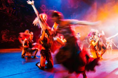 uzun pozlama ile soyut bir bulanık, yumuşak odak resim modern sahnede bale'nın performansını gösteren bir örnek bulunmaktadır. Hareket yaratıcı sanatçılarla parlak tiyatro arka plan bulanıklık