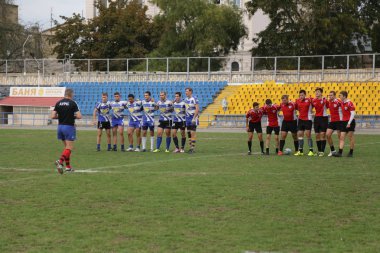 Odessa, Ukrayna - 29 Eylül 2018: Final Oyunları Şampiyonası Ukrayna'nın en güçlü takımları Rugby-7. Rugby topu alan üzerinde. Rugby topu için ağır mücadele sahip. Takım sporcular oyuncular sahada
