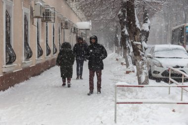 Odessa, Ukrayna-Ocak 16, 2018: Güçlü kar yağışı, Siklon kışın şehir sokaklarda. Arabalar karla kaplıdır. Kaygan yol. Kışın kötü hava: şiddetli kar yağışı ve kar fırtınası. Yayalar kar üzerinde gitmek
