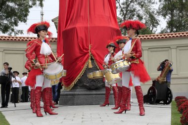 Odessa, Ukrayna - 29 Eylül: tiyatro gösterisi kez 29 Eylül 2012 Odessa, Ukrayna Suvorov, anıtı açılışı sırasında Rusya İmparatoriçe Catherine. Güzel genç kızlar davulcular