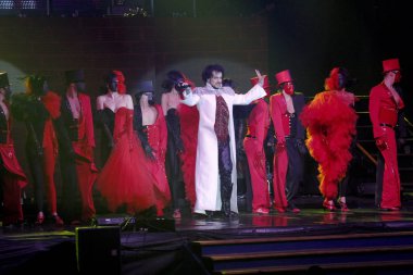 Odessa, Ukrayna, 17 Nisan 2012: Pop konser ikonik Rus şarkıcı Philip Kirkorov Odessa'daki. Ful ile parlak renkli ışık ve tiyatro gösterisi.