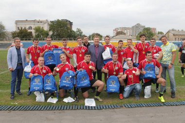 Odessa, Ukrayna - 29 Eylül 2018: Önemli VIP kişi şehir Ödülü sporcuların Ukrayna Şampiyonası Rugby - 7 kazanan. Ödüllendirici sporcular. Takım Ragbi Kupası zaferi kutlamak