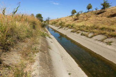 Bir eski sulama kanalı su kanalı'nın altındaki kalıntıları ile kurutma. Su sulama arter Kırım abluka. Yapay kuraklık, imha, sulu tarımda Daralt
