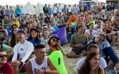 Odessa, Ukrayna -25 Ağustos 2017: büyük kalabalık, müzik sırasında rock konserinde hayranlarını gün boyunca. Seyirci kum Beach müzik ve spor festivali Z-Oyunlar sırasında