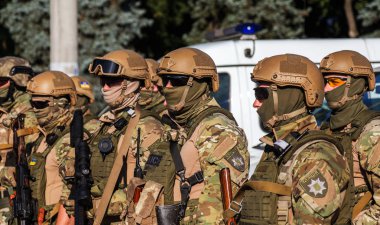 Odessa, Ukrayna - 1 Ağustos 2018: özel kuvvetler Ukraynalı polis özel silahlar ile tam savaş formunda saflarında. Urkainain özel kuvvetler çevik mukabele polis, Anti-terör asker