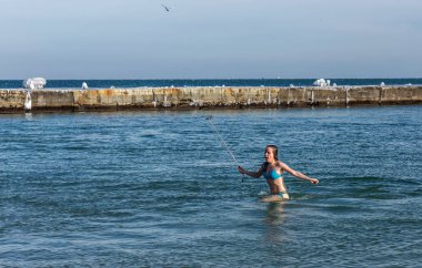 Odessa, Ukrayna - 19 Ocak 2016: Hıristiyan Ortodoks kilisesinin Baptist Karadeniz buzlu sularda Iususa İsa'nın John Ürdün Nehri'nde vaftiz günü banyo. Hıristiyan geleneğinde, yıkanarak