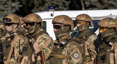 Odessa, Ukrayna - 1 Ağustos 2018: özel kuvvetler Ukraynalı polis özel silahlar ile tam savaş formunda saflarında. Urkainain özel kuvvetler çevik mukabele polis, Anti-terör asker