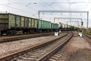 Odessa, Ukrayna - 28 Eylül 2015: Ukrayna Demiryolları trenlerle yük hareketi. Demiryolu kavşak. Demiryolu üzerinde işaretler. Tren trafik ışıkları. Biçimini değiştirme.