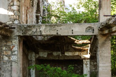Terk edilmiş bombalama ve yıkılan bina bombardımanı patlama nedeniyle yok. Kabukları, madde işaretleri ve parçalanmak bir savaş kasıp kavuran Bina duvarlarında delikler. Eski yıkık ev