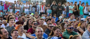 Odessa, Ukrayna -25 Ağustos 2017: büyük kalabalık, müzik sırasında rock konserinde hayranlarını gün boyunca. Seyirci kum Beach müzik ve spor festivali Z-Oyunlar sırasında