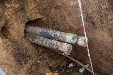 Odessa, Ukrayna-Ekim 18,2015: Modern teknolojileri bina. Yükleme noktası'nın altında otoyol delme tarafından plastik boru. Kablo ve boru çekme yeraltı Stroebe delinmiştir. Modern karmaşık plastik boru döşeme