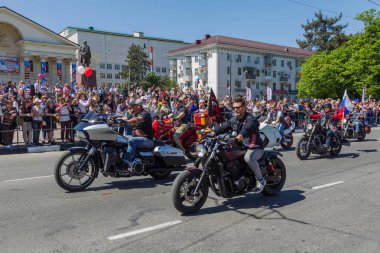 Novorossiysk, Rusya - 1 Mayıs 2018: Mayıs günü gösteri. Barış! İş! Mayıs! İnsanlar ile tatil geçit töreni sırasında Bayrak İşçi Bayramı kutlamak. 1 Mayıs günü tüm çalışan insanlar. Koloni içinde yürüyen insanlar