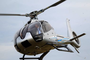 Odessa, Ukrayna - 4 Haziran 2013: Bulutlu bir günde yaz özel test ışık modern sivil helikopter iş sınıfı küçük bir özel Havaalanı sunumu