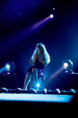 Odessa, Ukrayna - 20 Haziran 2014: bir konser yaratıcı ışık ve müzik sırasında klübünde gösterir. sahne alanı üzerinde bir kulüp partisi duman. Şarkıcı Tina Karol Ukrayna ve onun Caz Orkestrası