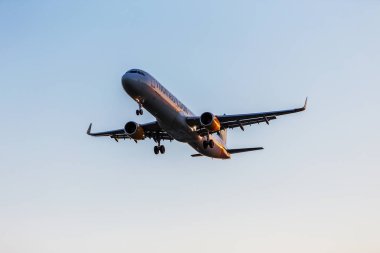 Varna, Bulgaristan - 25 Temmuz 2016: Hızlı sivil yolcu uçağı yere gökyüzü açılış. Uçak modu Varna Havaalanına iniş içinde ayar güneş ışınlarının
