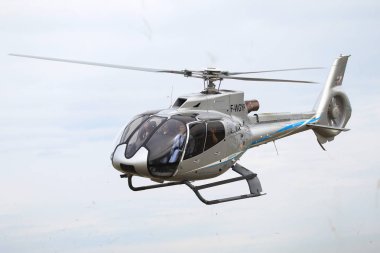 Odessa, Ukrayna - 4 Haziran 2013: Bulutlu bir günde yaz özel test ışık modern sivil helikopter iş sınıfı küçük bir özel Havaalanı sunumu