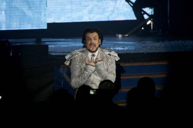 Odessa, Ukrayna, 17 Nisan 2012: Pop konser ikonik Rus şarkıcı Philip Kirkorov Odessa'daki. Ful ile parlak renkli ışık ve tiyatro gösterisi.