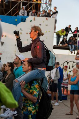 Odessa, Ukrayna -25 Ağustos 2017: büyük kalabalık, müzik sırasında rock konserinde hayranlarını gün boyunca. Seyirci kum Beach müzik ve spor festivali Z-Oyunlar sırasında