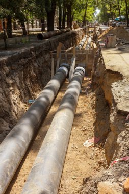 Odessa, Ukrayna - 2017 yaklaşık: Onarım şehir su kaynaklarının. Eski paslı metal borular plastik borular üzerinde değiştirme. Yeni modern teknolojiler kentsel mühendislik ağlar. Şehir su boru hattı