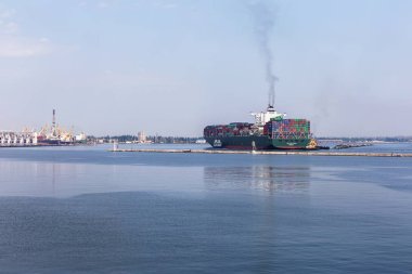 Odessa, Ukrayna - 25 Mayıs 2018: büyük konteyner gemisi deniz Odessa bağlantı noktası girer. Pilotlar, römorkör oluşturmak büyük uluslararası konteyner gemisi liman liman için. Su ulaştırma araçları Uluslararası