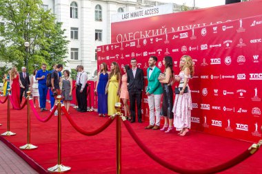 Odessa, Ukrayna - 10 Temmuz 2015: 6 Uluslararası Film Festivali Odessa, kırmızı halı açılış. Bir fotoğrafçı olarak çalıştı. Birçok seyirci ve paparazzi göz alıcı konuklar karşıladı.