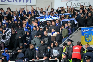 Odessa, Ukrayna - 10 Temmuz 2013: duygusal futbol taraftarları Stadı nda futbol kulübü Chernomorets, 10 Temmuz 2013, Odessa, Ukrayna bir oyun sırasında destek