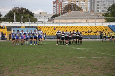 Odessa, Ukrayna - 29 Eylül 2018: Final Oyunları Şampiyonası Ukrayna'nın en güçlü takımları Rugby-7. Rugby topu alan üzerinde. Rugby topu için ağır mücadele sahip. Takım sporcular oyuncular sahada