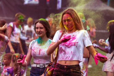 KRASNODAR, RUSSIA - May11,2018: Renkler Festivali, geleneksel Hint Holi festivali. Gençler Holi bayramında renkli pudra atarken eğleniyorlar. Renkli boya festivali. Renk Festivali