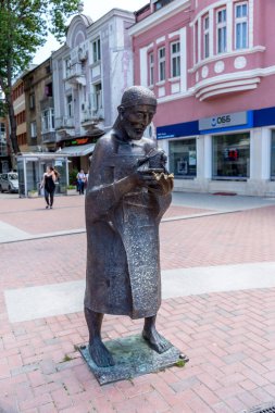 Varna, Bulgaristan - Cirka 2017: Bronz heykel balık elinde tam şehir merkezinde yaya kaldırımda insan büyüme ile eski bir balıkçı. Silerek izlerini ile bronz heykel