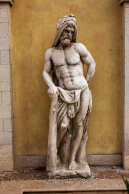 Klasik Yunan heykel kopyalarını terk edilmiş bir otel cephe süslüyor. Antik Yunan mitolojisi Yunan ve Roma antik heykelleri kopyalarını bina cephe süs alçı