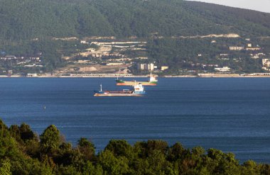 Novorossiysk, Rusya - 3 Mayıs 2018: Novorossiysk ticari liman yaptırımlar abluka Rusya'nın süresi boyunca. Yükleme için bekleyen doğrultusunda nakliye Sanayi Ticaret uluslararası gemi stand