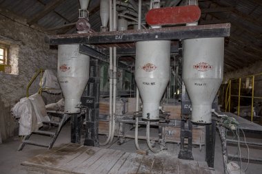 Odessa, Ukrayna - 10 Ekim 2014: bir küçük çiftlik otomatik modern fabrikaları buğday öğütme teknolojik üretim süreci. Özel tarım 10 Ekim 2014 Odessa, Ukrayna. 