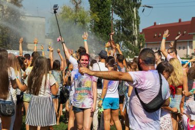 Odessa, Ukrayna - 5 Ağustos 2017: Gençler, bayanlar baylar bayram tatili sırasında birbirlerine renkli toz atma eğleniyorlar. Erkek ve kız ıslak giysileri içinde iyi eğlenceler. Islak parti