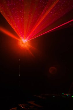 Odessa, Ukrayna - 5 Ağustos 2017: gösteri ışıklar. Lazer gösterisi. Gece kulübünde dj partileri müzik, ses parlak ışık ile dans kullanın. Club gece ışık dj parti kulübü. Duman ve ışıklar ile araba