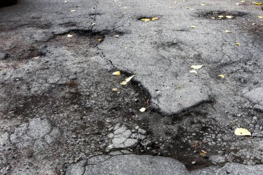 Bozuk asfalt yol çukurların donma-çözülme tarafından neden ile bir kış aylarında geçer. Kötü yol. Yol onarım
