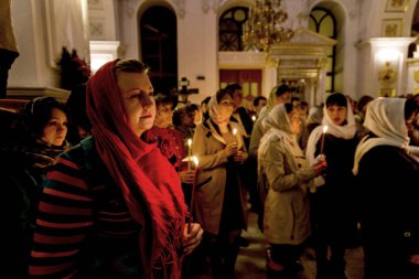 Odessa, Ukrayna - 11 Nisan 2015: Paskalya, Ortodoks Kilisesi cemaat. İsa'nın Diriliş Bayramı, Kudüs'ten kutsal ateş. Ortodoks Christian Easter