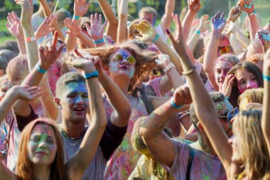Odessa, Ukrayna - 5 Ağustos 2017: Gençler, bayanlar baylar bayram tatil sırasında renkli toz içine atma iyi eğlenceler. Festivali renkli boya. renkler aşk festival. Renk fest