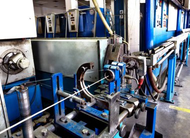 elektrik kablo üretim eski fabrika içinde. eskimiş teknoloji 20 yüzyıl.