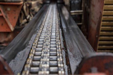 Odessa, Ukrayna-Ekim 18,2015: Modern teknolojileri bina. Yükleme noktası'nın altında otoyol delme tarafından plastik boru. Kablo ve boru çekme yeraltı Stroebe delinmiştir. Modern karmaşık plastik boru döşeme