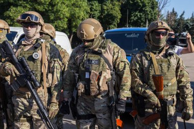 Odessa, Ukrayna - 1 Ağustos 2018: özel kuvvetler Ukraynalı polis özel silahlar ile tam savaş formunda saflarında. Urkainain özel kuvvetler çevik mukabele polis, Anti-terör asker