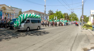 Novorossiysk, Rusya - 1 Mayıs 2018: Mayıs günü gösteri. Barış! İş! Mayıs! İnsanlar ile tatil geçit töreni sırasında Bayrak İşçi Bayramı kutlamak. 1 Mayıs tüm çalışan insanlar günüdür. Koloni içinde yürüyen insanlar