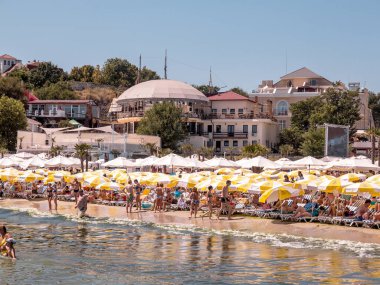 Odessa, Ukrayna - 10 Ağustos 2013: Turist güneşlenmek, yüzmek ve eğleniyor plajda dinlenebilir. Turizm Avrupa'nın en önemli yerlerinden biridir. Sıcak yaz. İyi tatil sezonu. Birçok turist