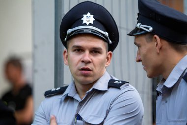 Odessa, Ukrayna - 17 Temmuz 2017: polis memuru sipariş sırasında kitle olayları ve Stadı nda büyük bir kalabalık popüler kulüpleri futbol oyun sırasında sağlamak