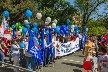 Novorossiysk, Rusya - 1 Mayıs 2018: Mayıs günü gösteri. Barış! İş! Mayıs! İnsanlar ile tatil geçit töreni sırasında Bayrak İşçi Bayramı kutlamak. 1 Mayıs günü tüm çalışan insanlar. Koloni içinde yürüyen insanlar